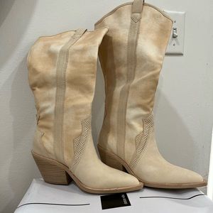 Navene Western Boot (Women)
Dolce Vita